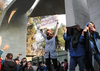 احتجاجات إيران:المتظاهرون يموتون والغضب يزداد