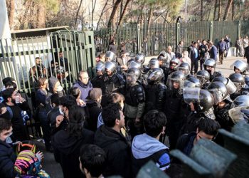 الاحتجاجات الإيرانية: الموقف الدولي يتأرجح والنظام يهرب إلى الأمام