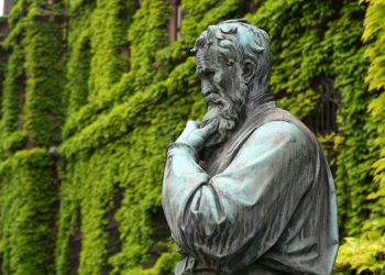 لماذا علينا تدريس الفلسفة؟