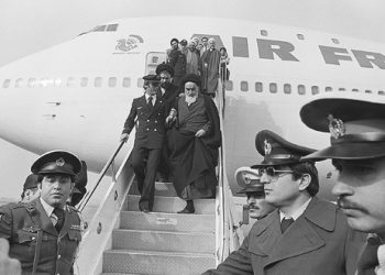 “الخميني في فرنسا”.. كيف اعتلى آية الله عرش إيران!